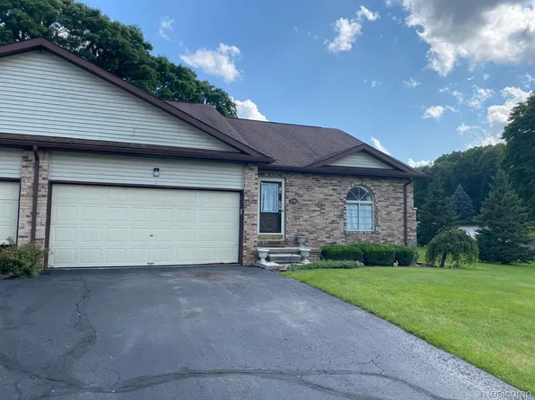 7140 Bluewater Dr, Clarkston, MI 48348