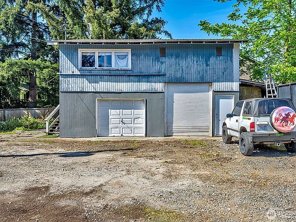 3rd image of 903 LOGAN RD