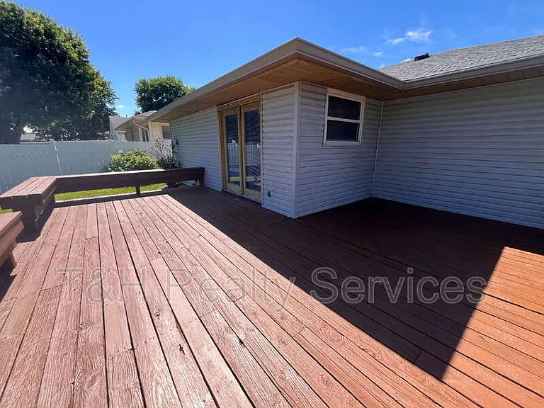 110 Pennsylvania Ct — Photo 4