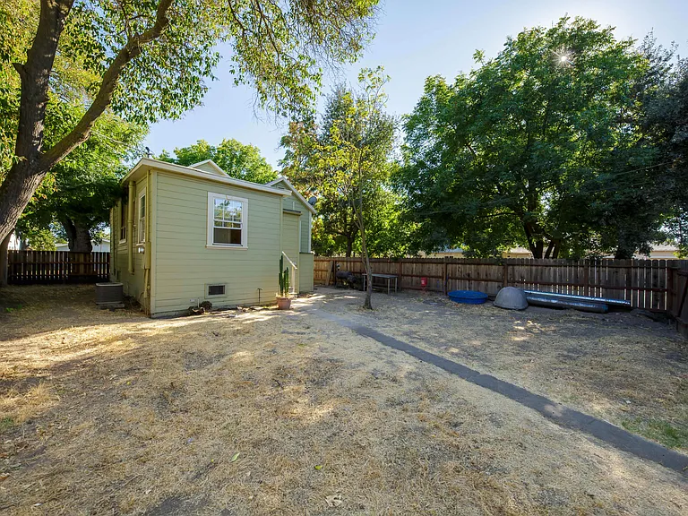 303 E Arcade St — Photo 20