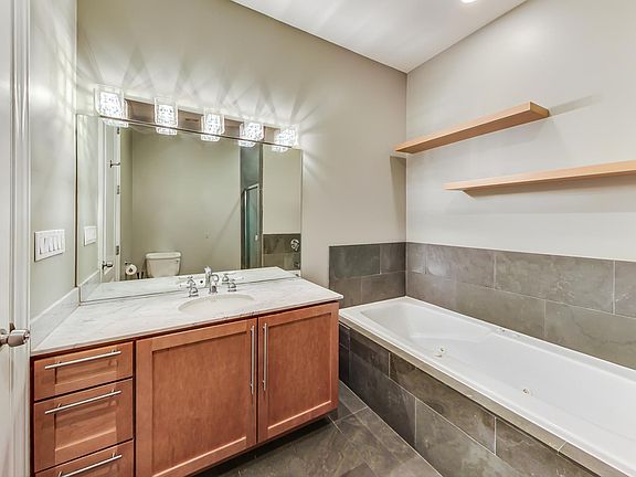 4th image of 700 W Grand Ave #204