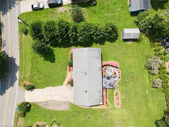 3rd image of 1936 Fairplains Rd