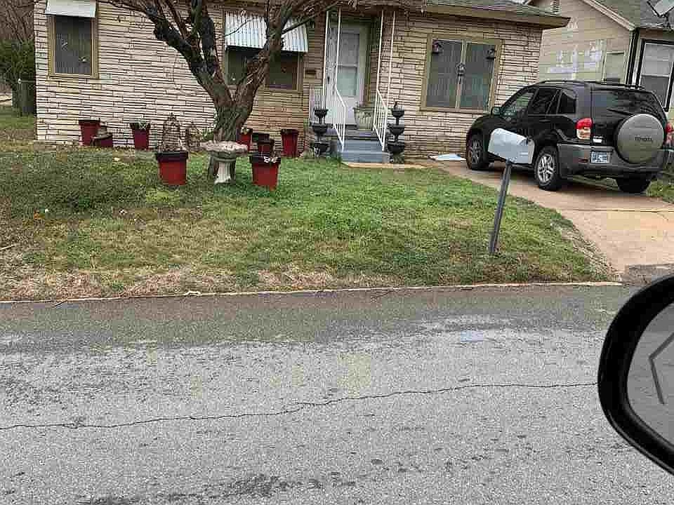 2nd image of 806 NE Carver Ave