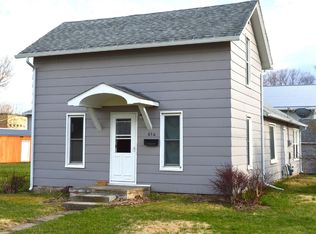 614 W 8th St, Vinton, IA 52349