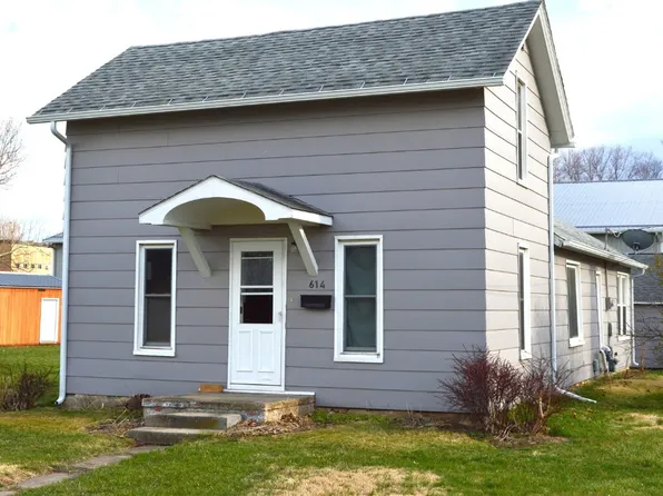 614 W 8th St, Vinton, IA 52349