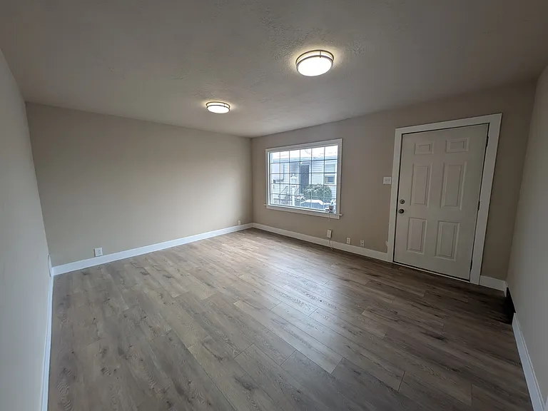 340 E Utopia Ave — Photo 2
