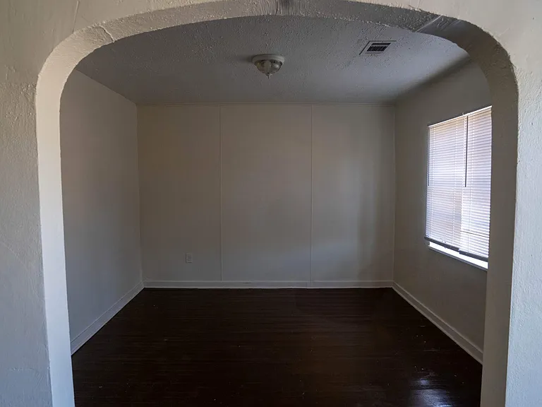 433 Lawrence Rd — Photo 4