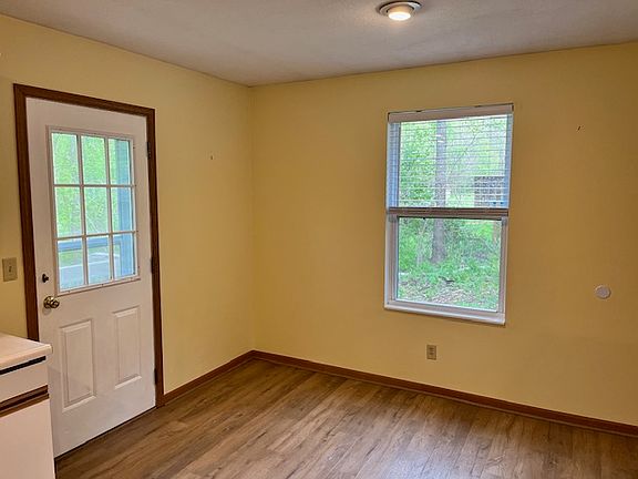 5th image of 3084 Moffett Rd