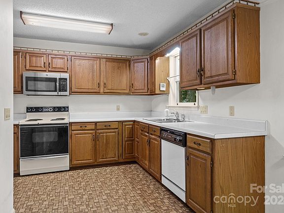 5th image of 201 Arbor Ln