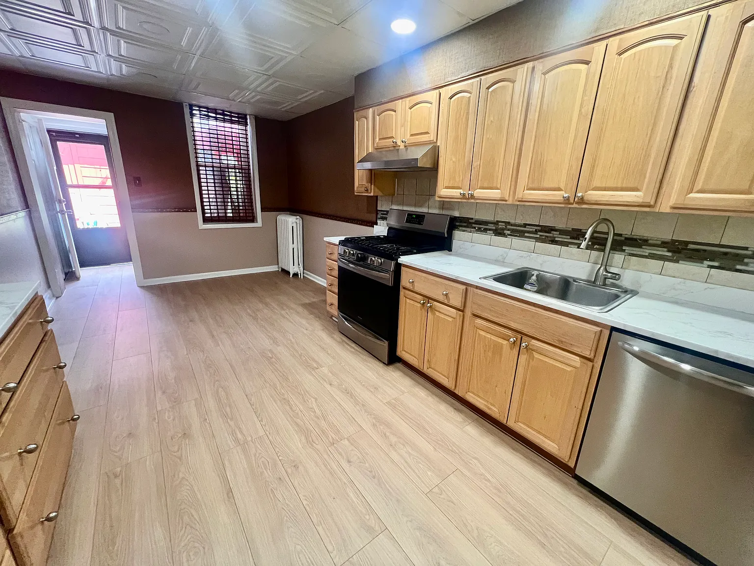 2 bed, 800 sqft, $2,500 — Photo 3