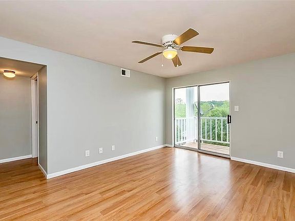 3rd image of 1247 Creve Coeur Crossing Ln APT E