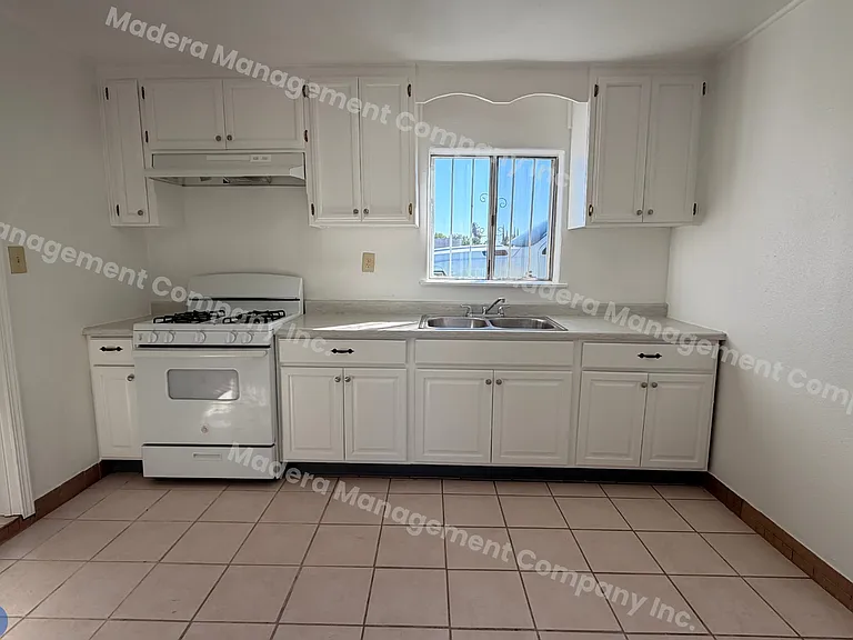712 3/4 S D St — Photo 5