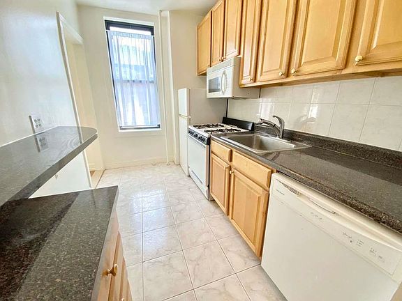 4th image of 301 W 22nd St APT 32