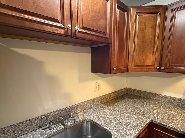 75 Crapo St New Bedford Spacious 3 Bedroom / 1 Bath New Appliances, Near the Beach! — Photo 8
