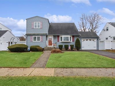 21 Woodcrest Road, Hicksville, NY, 11801