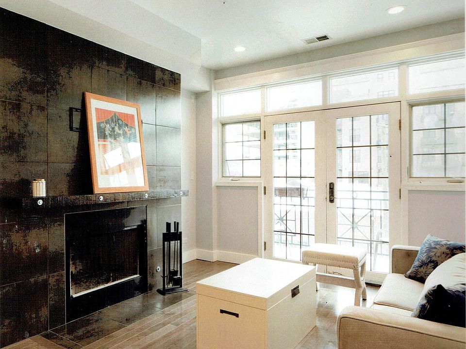 1st image of 1048 W Fulton Market APT 3
