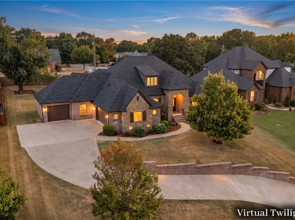 2105 NW Small Oaks St, Bentonville, AR 72712