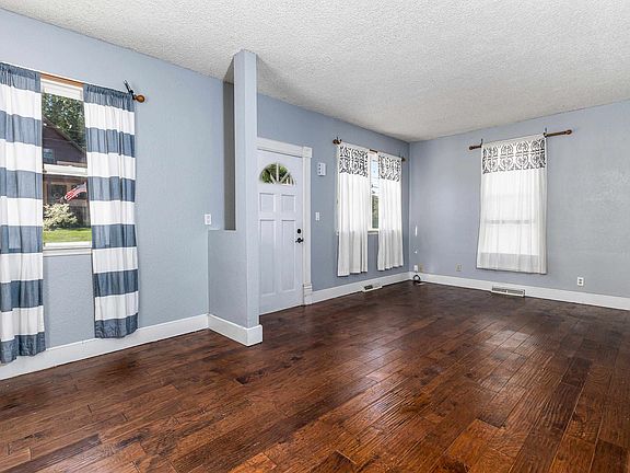 4th image of 725 Clarke Dr