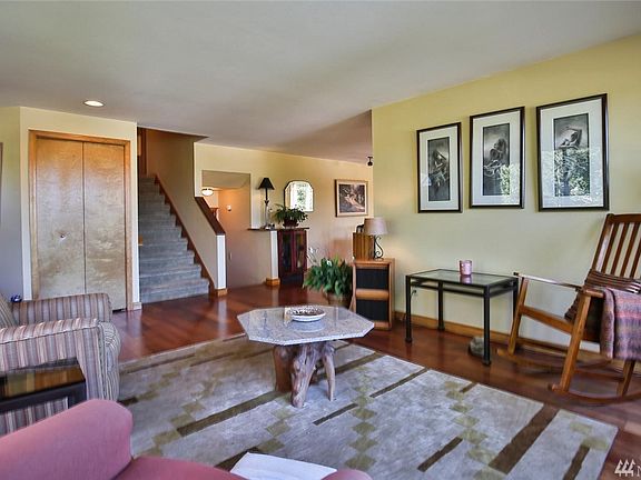 4th image of 26615 NE Miller St