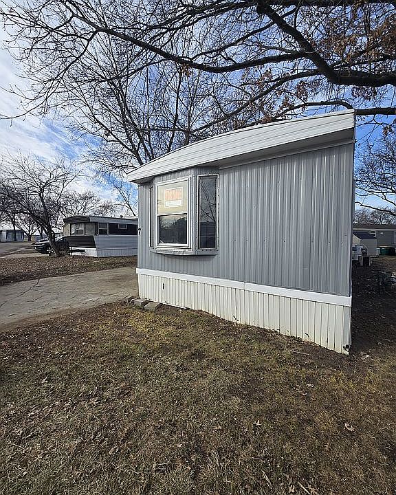 1st image of 7 Hawthorne Dr
