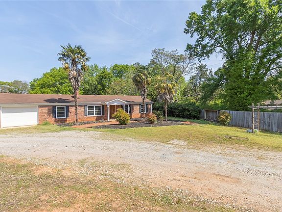 2nd image of 820 Travis Rd