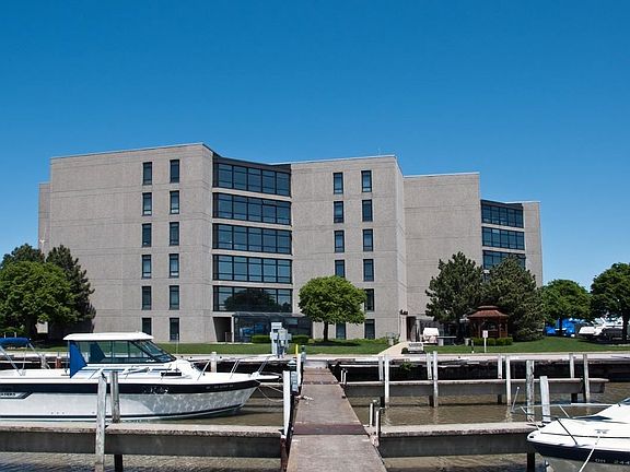 2nd image of 711 W Lakeshore Dr APT 402