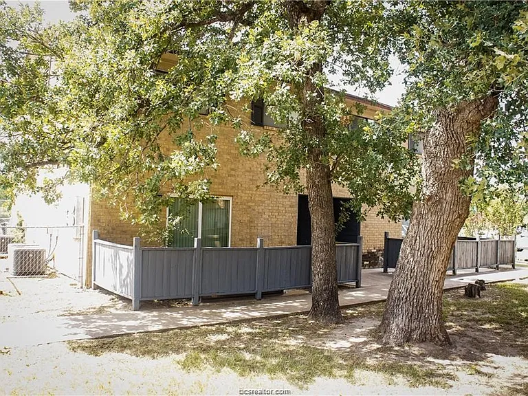 2400 Blanco Dr #D — Photo 1