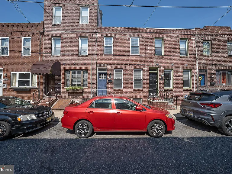 1916 S Alder St — Photo 1