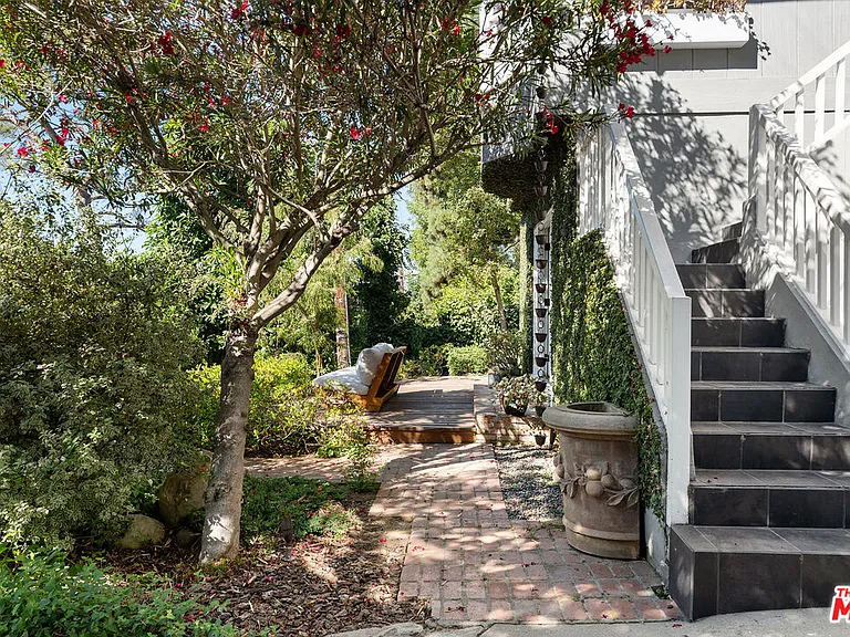 8926 Wonderland Ave — Photo 2