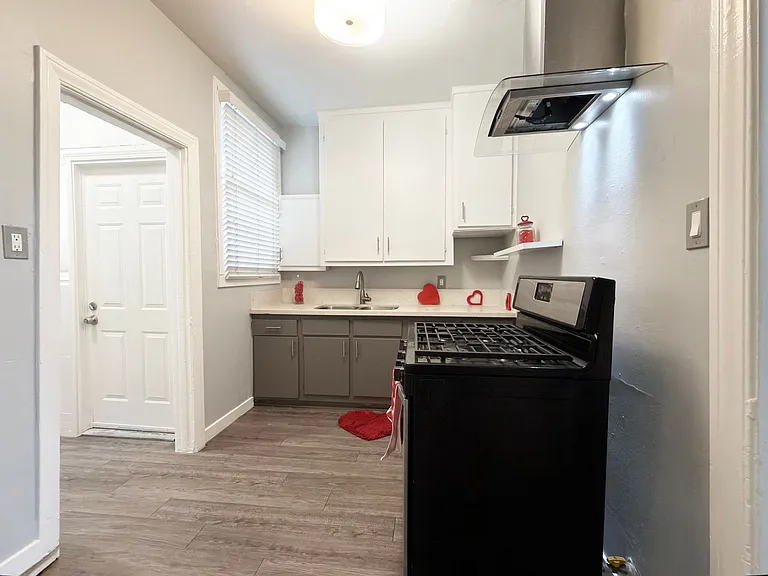 1735 E 10th St — Photo 9