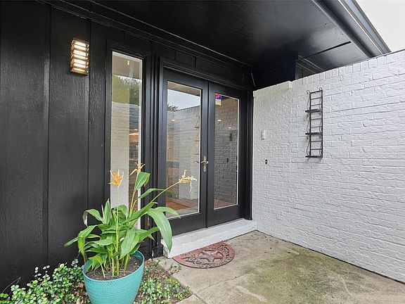 3rd image of 2943 Forest Hills Ln