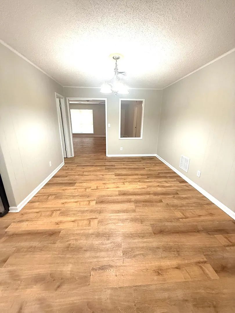 3 bed, 2.0 bath, 1646 sqft, $1,075 — Photo 4