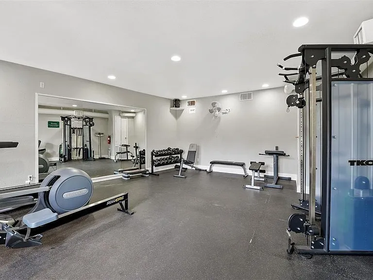 2100 Tanglewilde St #8 — Photo 14