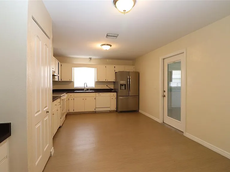 907 Primrose Ter — Photo 12