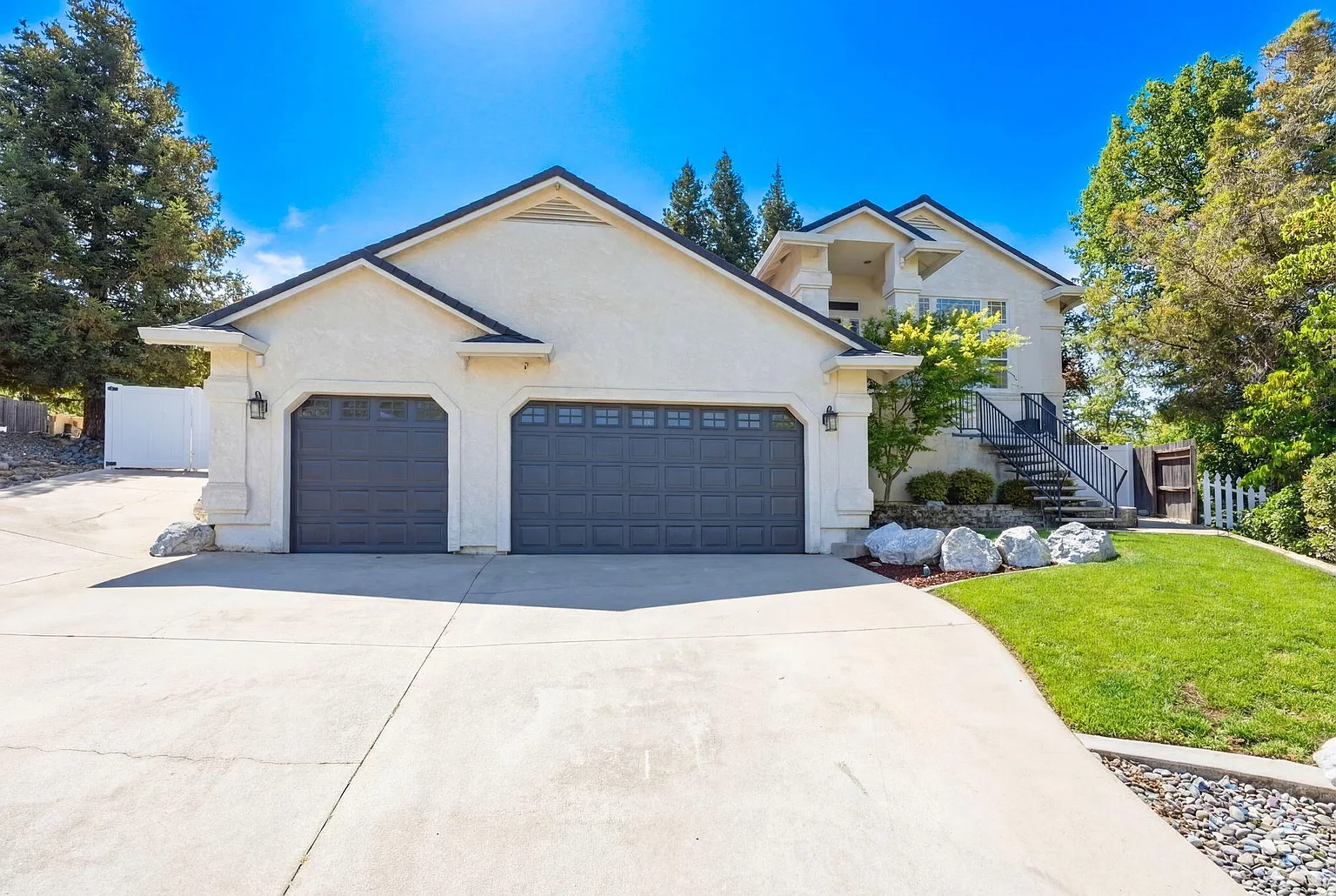 1030 Tulare Ct photo 1