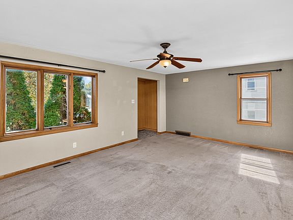 5th image of 109 Carroll St