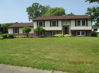 2 Pacer Dr, Henrietta, NY 14467