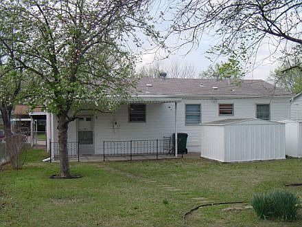 Large Backyard w/2sheds & garden spot