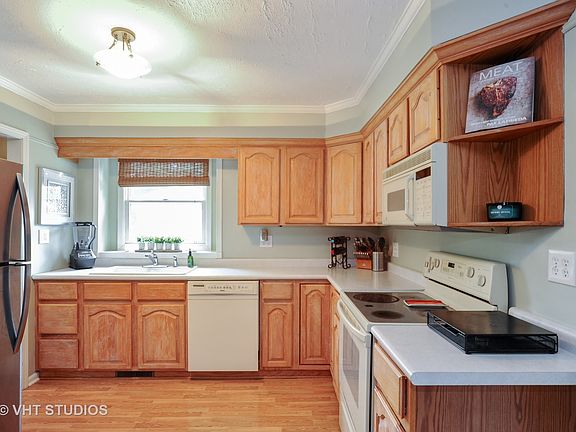 3rd image of 665 Pierce Ct