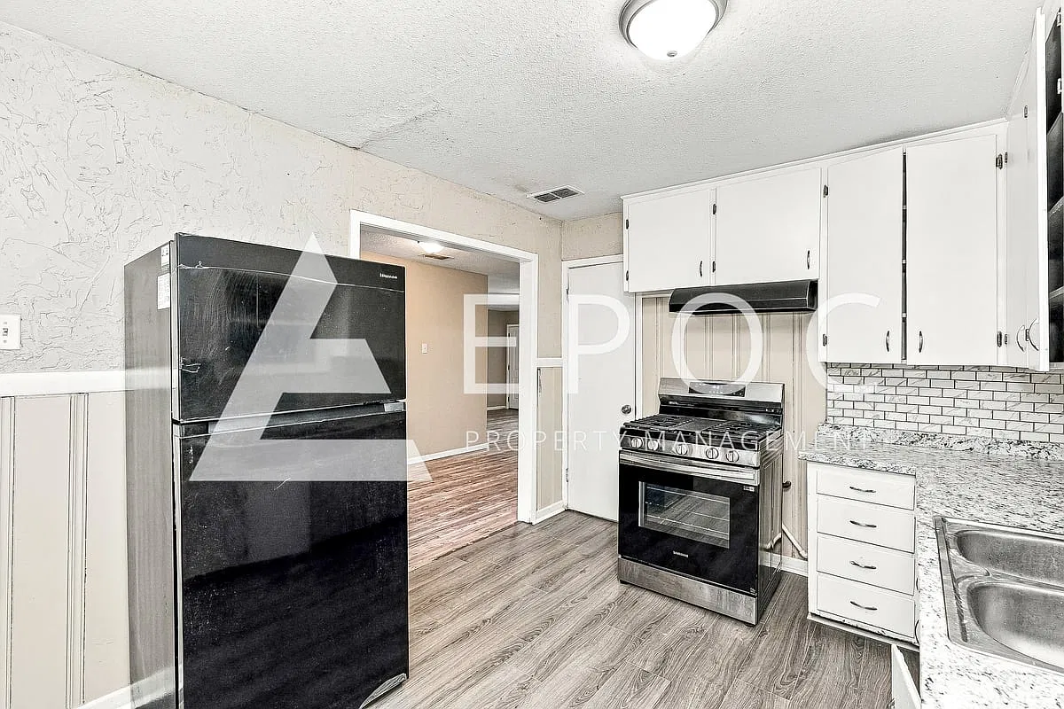 2611 Lawrence Rd — Photo 3