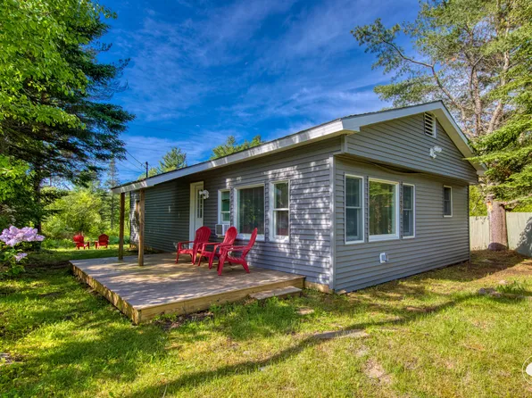 260 Mill Pond Dr, Lake Placid, NY 12946