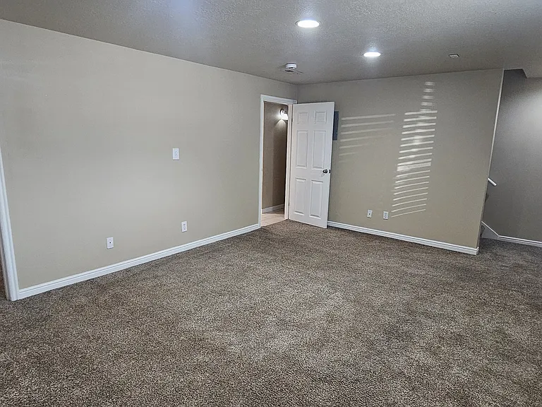 2318 E Claybourne Ave — Photo 22