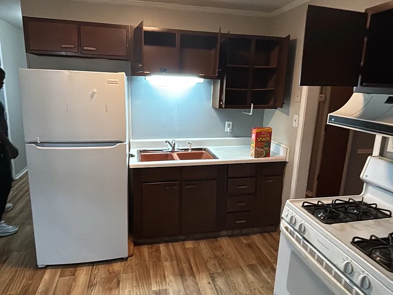 806 Rose Dr — Photo 4