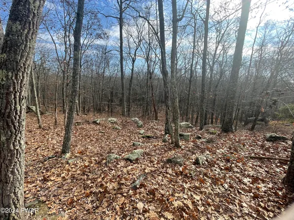 Morgan Ct, Hawley, PA 18428