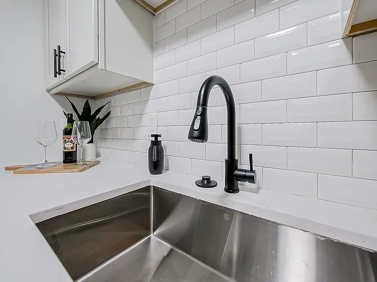 All New Luxury Living In Plymouth — Photo 43