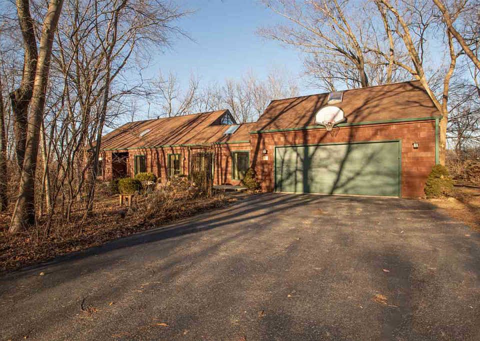 1st image of 32 Reidwood Ln