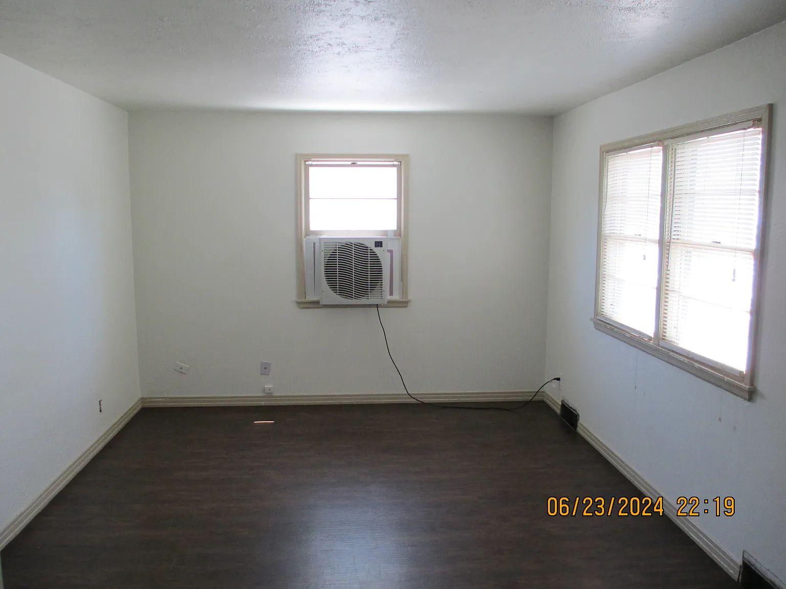 3 bed, 900 sqft, $1,500 — Photo 2