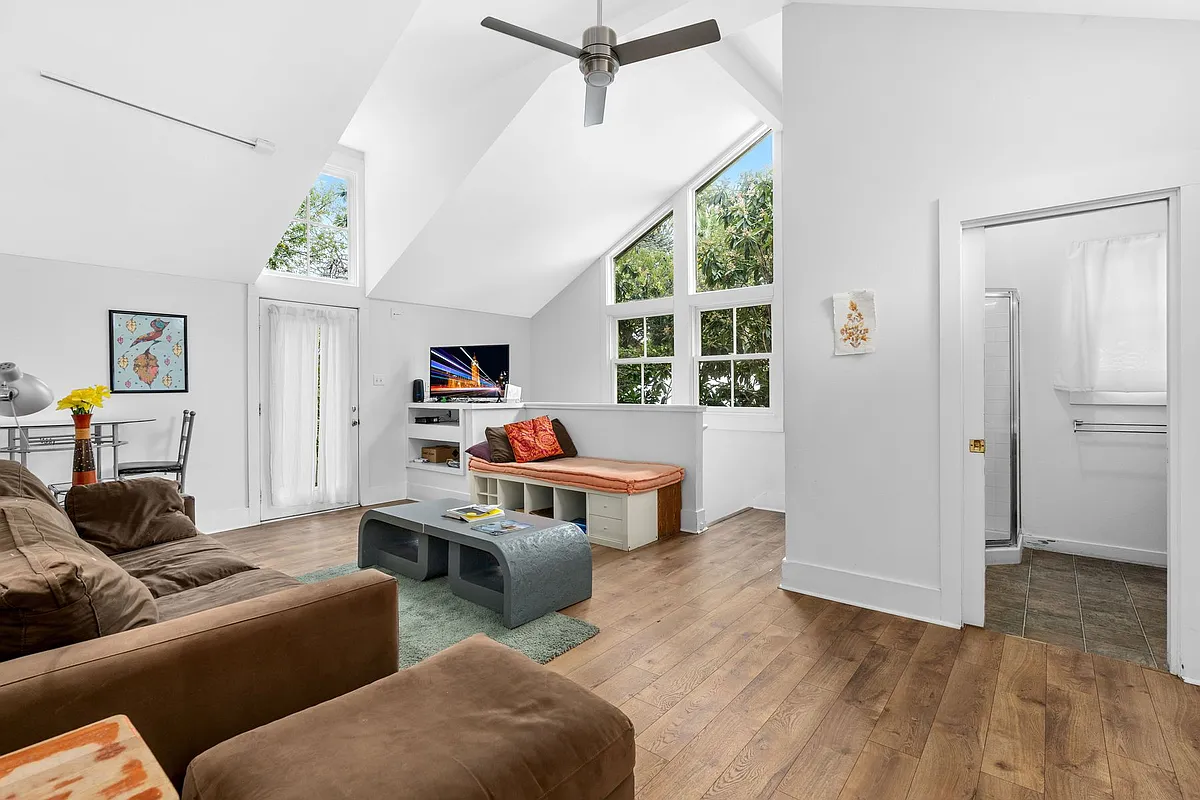 Building Photo - 215 Beauregard St #B