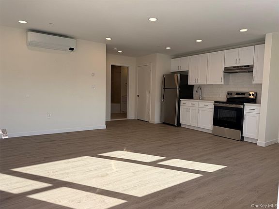 4th image of 5 Colonial Dr #2