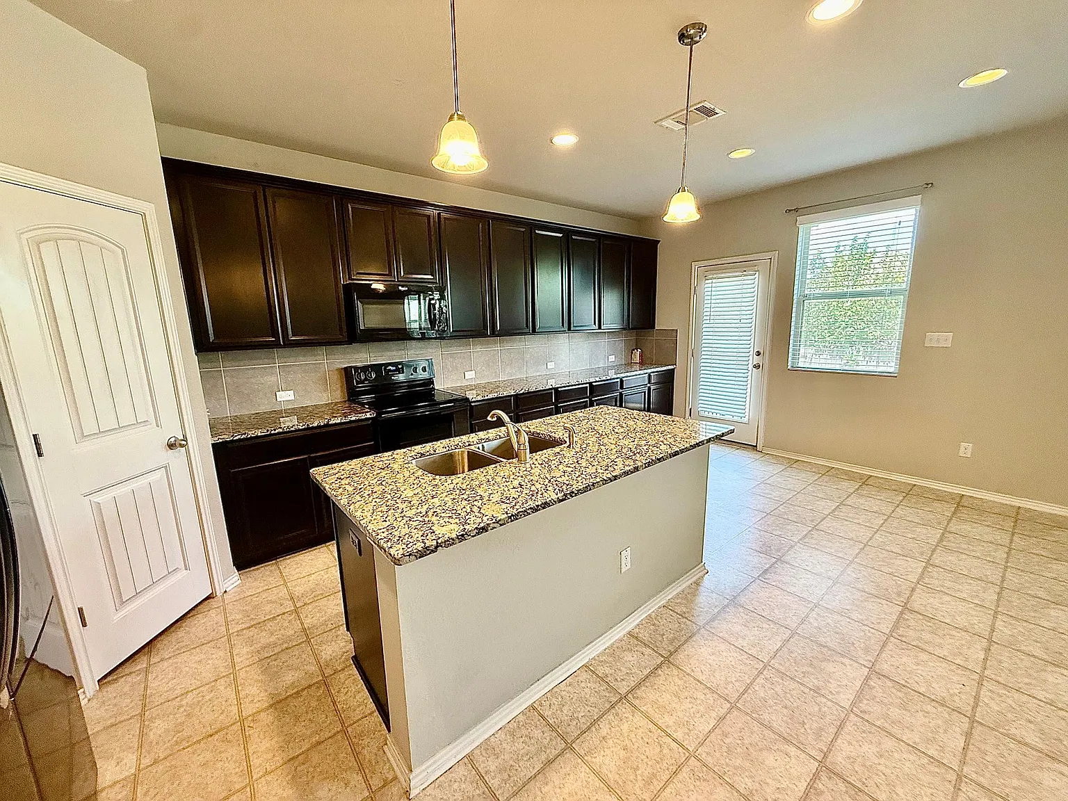 4 bed, 2.5 bath, 2270 sqft, $2,350 — Photo 2